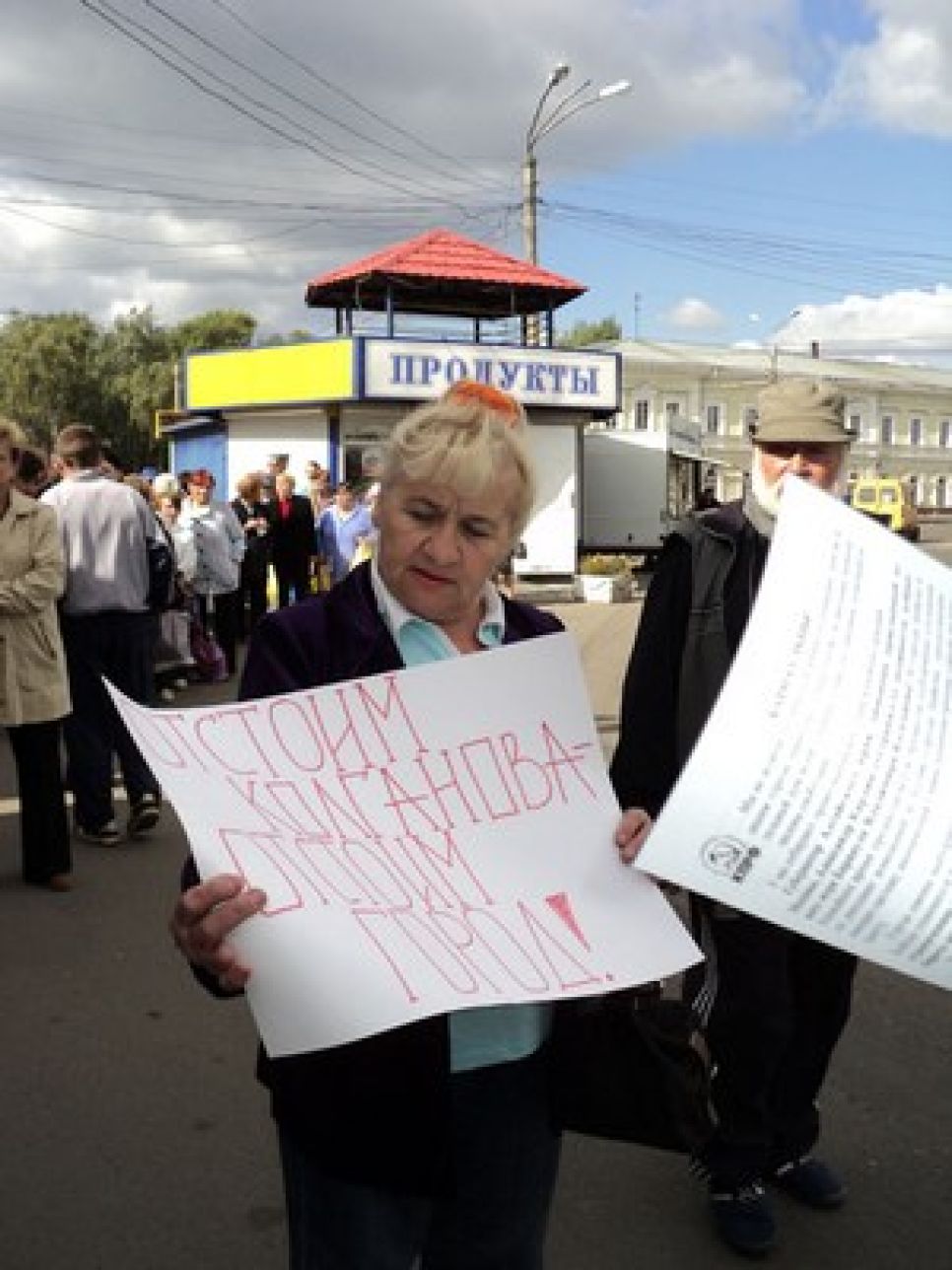 "Отстоим Колганова - отстоим город! Карлин, go to Moscow!": в
Барнауле прошли пикеты в поддержку отправленного в отставку мэра
и против назначаемости глав городов края.