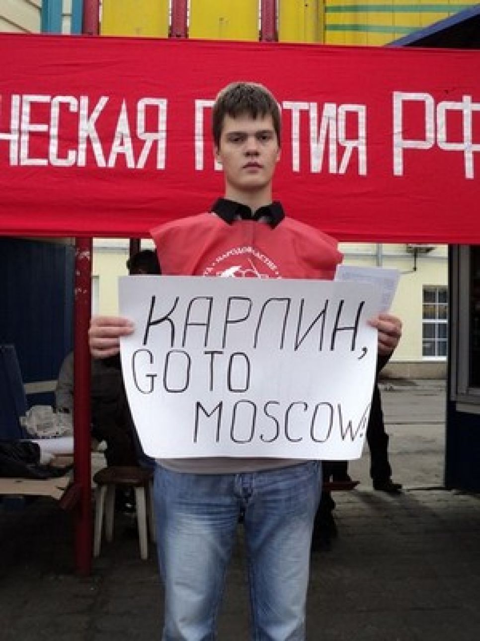 "Отстоим Колганова - отстоим город! Карлин, go to Moscow!": в
Барнауле прошли пикеты в поддержку отправленного в отставку мэра
и против назначаемости глав городов края.