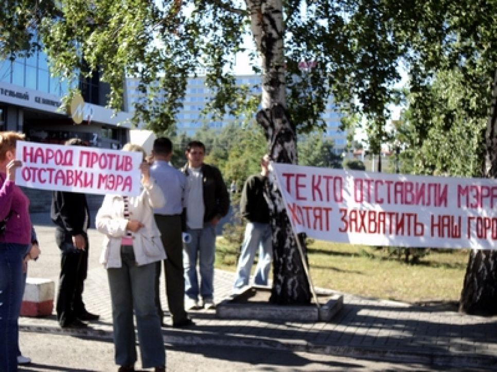 "Не только мэра, но губернатора должен избирать народ": в
Барнауле второй день проходят пикеты против отставки главы города
губернатором Алтайского края.