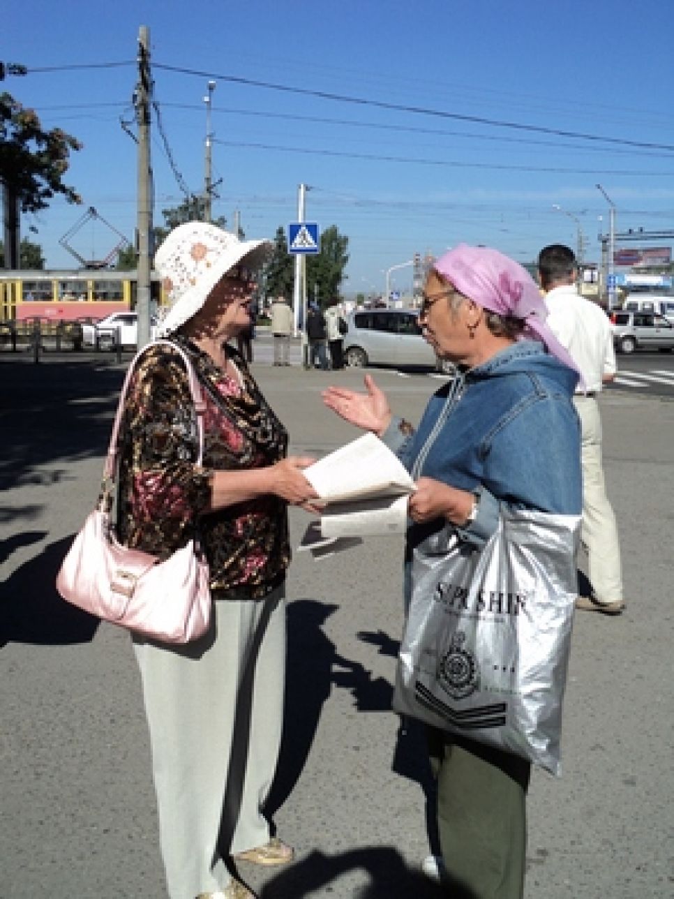 "Не только мэра, но губернатора должен избирать народ": в
Барнауле второй день проходят пикеты против отставки главы города
губернатором Алтайского края.