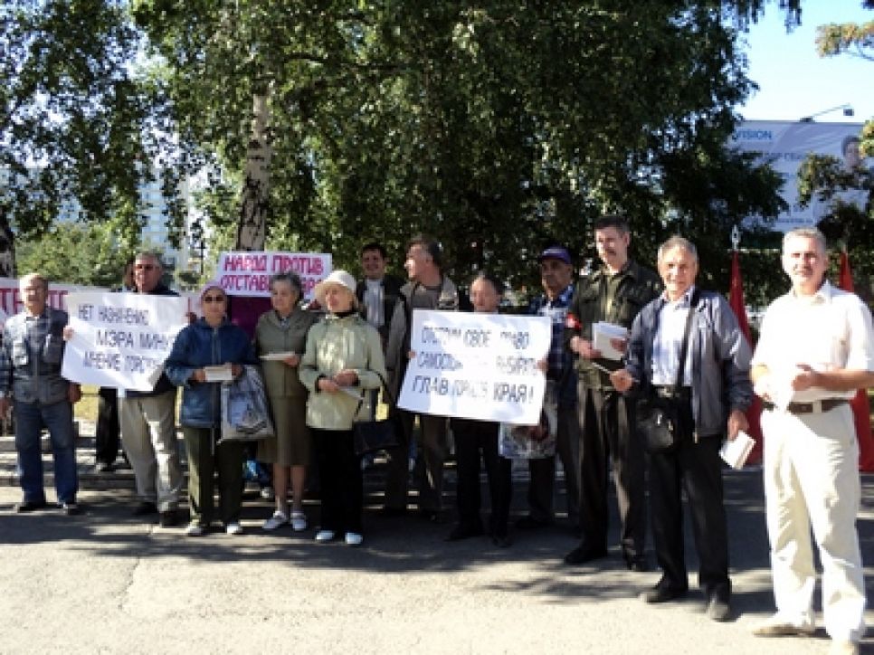 "Не только мэра, но губернатора должен избирать народ": в
Барнауле второй день проходят пикеты против отставки главы города
губернатором Алтайского края.