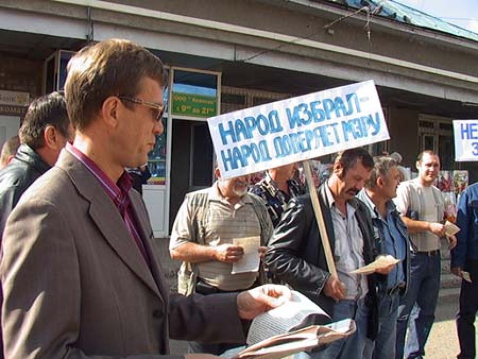 Политический кризис в Барнауле: один из руководителей
алтайских коммунистов вновь демонстрирует лояльность в отношении
"вертикали власти".