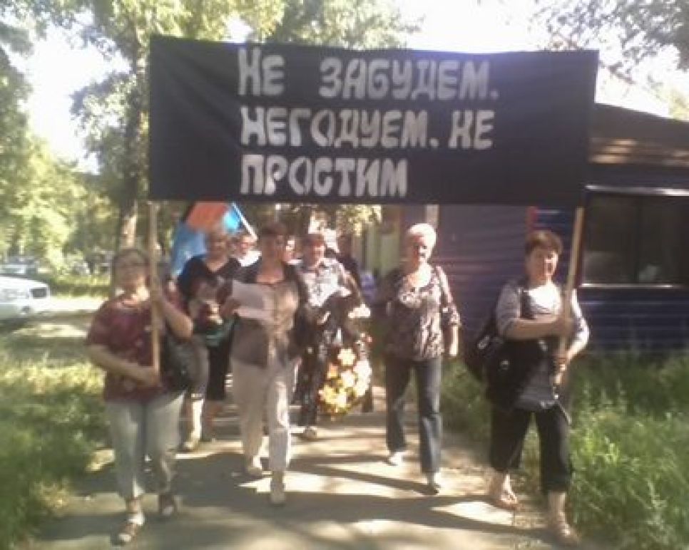 "Капитализм убил нашу промышленность и сам преставился": в
Рубцовске коммунисты прошествовали по городу с "Дядей Сэмом" в
гробу.
