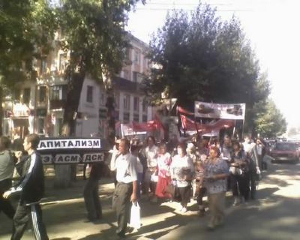"Капитализм убил нашу промышленность и сам преставился": в
Рубцовске коммунисты прошествовали по городу с "Дядей Сэмом" в
гробу.