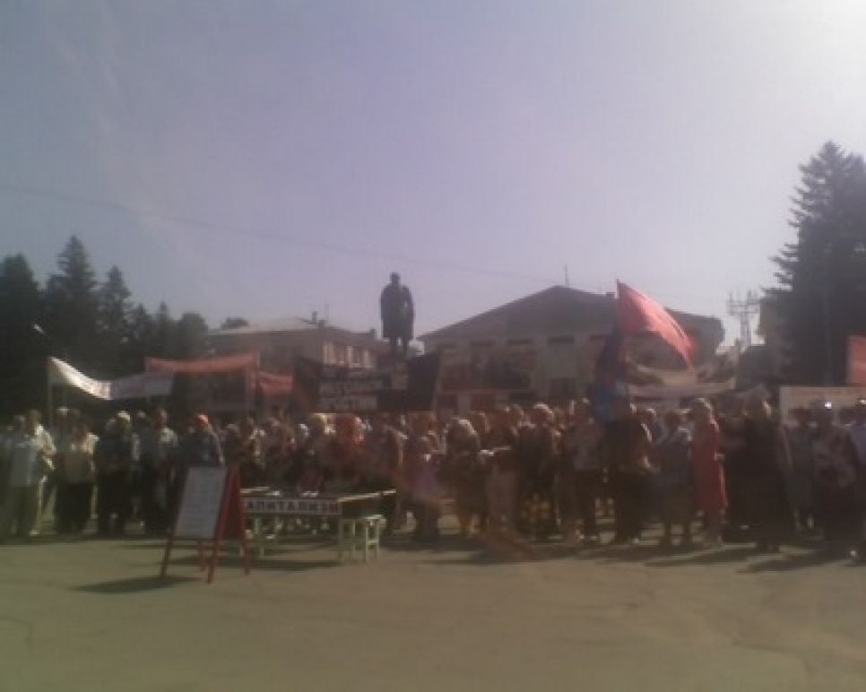 "Капитализм убил нашу промышленность и сам преставился": в
Рубцовске коммунисты прошествовали по городу с "Дядей Сэмом" в
гробу.