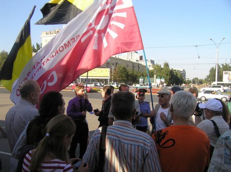 Отменить пикет и митинг в защиту 31-й статьи Конституции в Барнауле
власти пытались под предлогом пикета ко Дню знаний и репетиции
Дня города. Фото.
