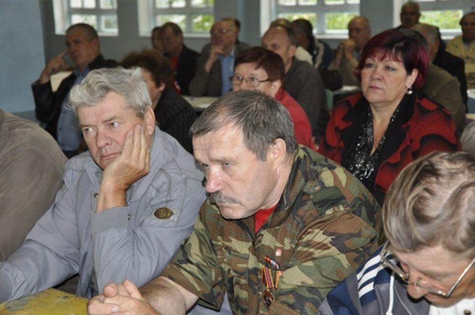 Руководители алтайских коммунистов на партсеминаре "зарядили
друг друга на активную работу на предстоящих выборах". Фото.