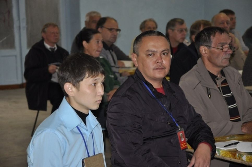 Руководители алтайских коммунистов на партсеминаре "зарядили
друг друга на активную работу на предстоящих выборах". Фото.
