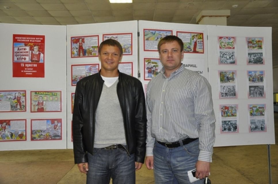 Руководители алтайских коммунистов на партсеминаре "зарядили
друг друга на активную работу на предстоящих выборах". Фото.