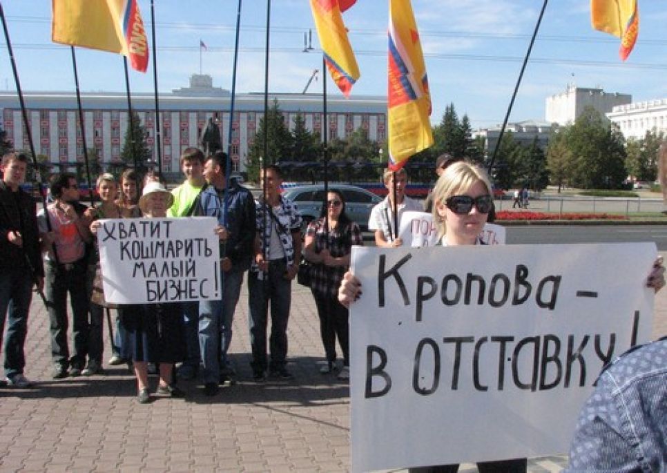 Справедливороссы Алтайского края требуют отставки главы
Славгорода. "Мы наступили на хвост деньгам," - отвечает мэр
Кропов.