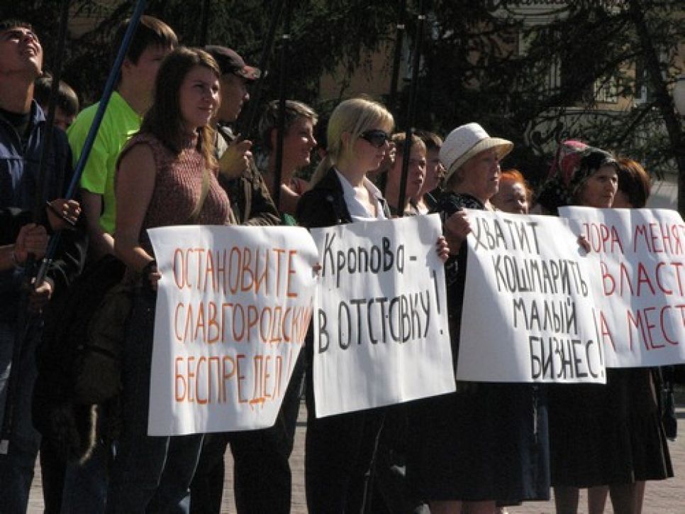 Справедливороссы Алтайского края требуют отставки главы
Славгорода. "Мы наступили на хвост деньгам," - отвечает мэр
Кропов.