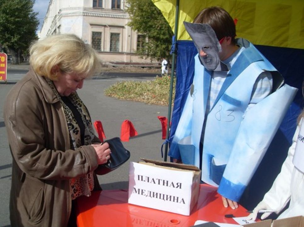 В Барнауле справедливороссы сожгли "пиджак Фурсенко" в знак
протеста против ФЗ-83. Фоторепортаж.