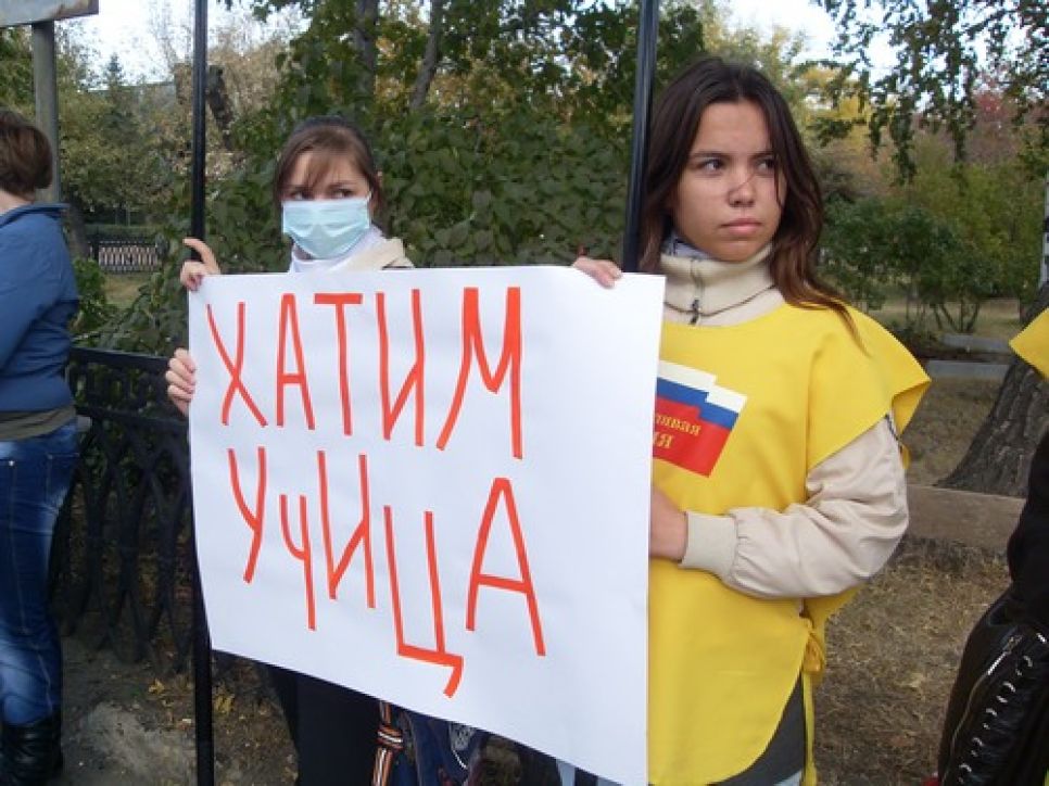 В Барнауле справедливороссы сожгли "пиджак Фурсенко" в знак
протеста против ФЗ-83. Фоторепортаж.