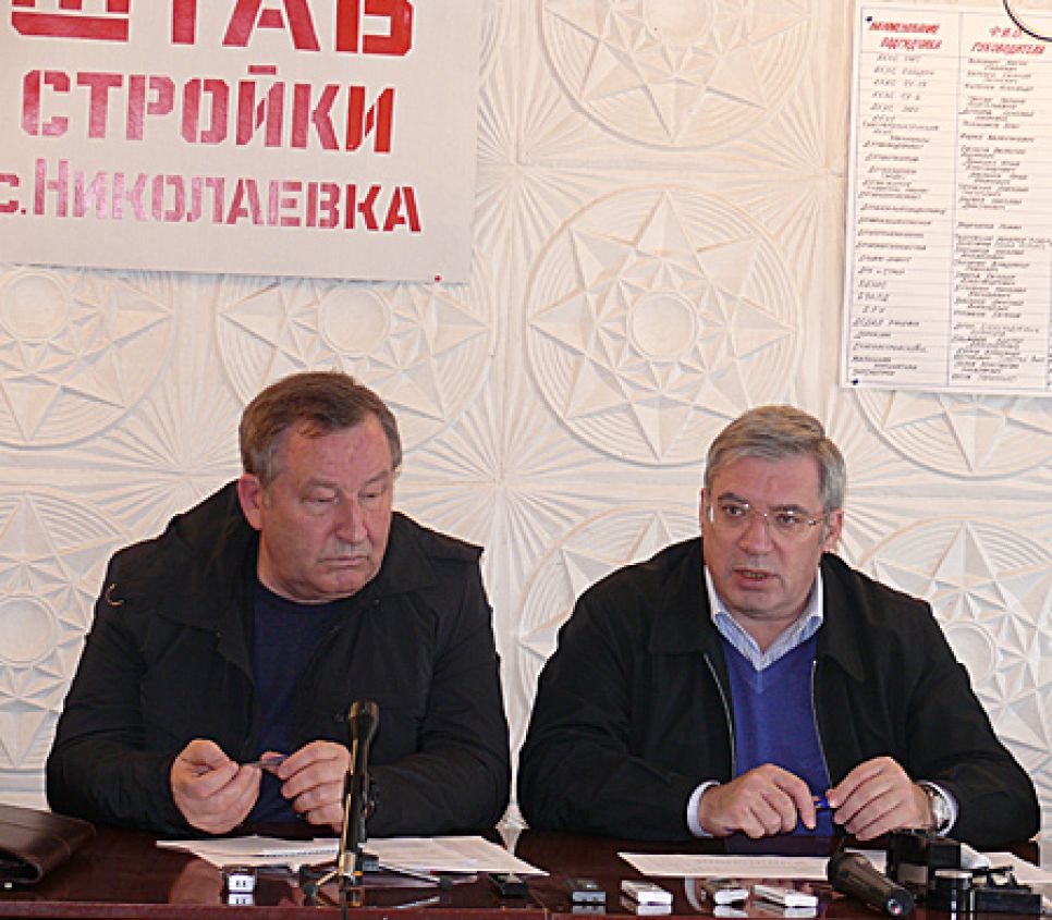 Полпред Толоконский вывел губернатора Алтайского края на
непосредственное общение с жителями сгоревшего села Николаевка.