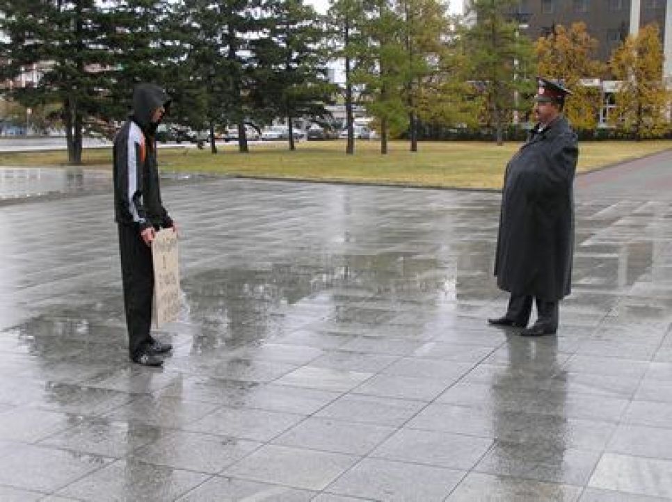 В Барнауле акцию алтайских справедливороссов, выступивших
против "ночной торговли" алкоголем, разогнали милиционеры.
Фоторепортаж.