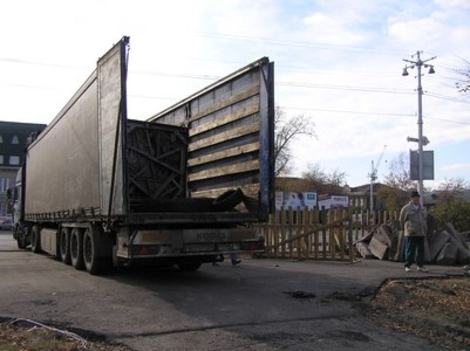 Памятник жертвам политрепрессий привезли в Барнаул.Фото.