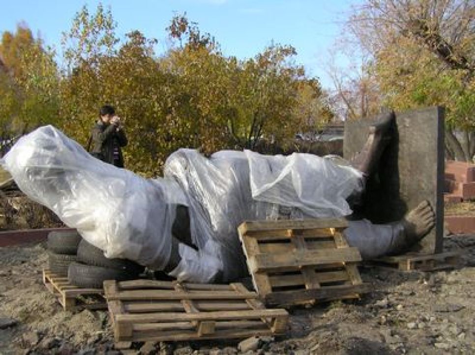 Памятник жертвам политрепрессий привезли в Барнаул.Фото.