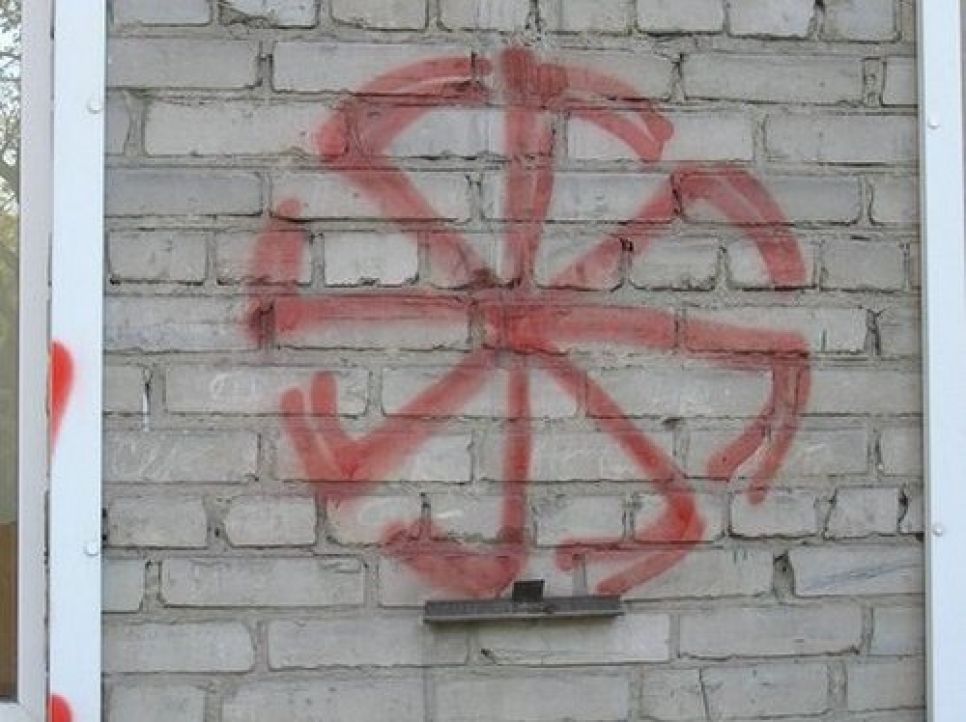 Утром 7 октября хулиганы разрисовали стены синагоги Барнаула.