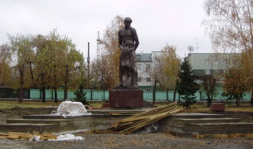 Памятник жертвам политрепрессий установили в Барнауле.Фото.