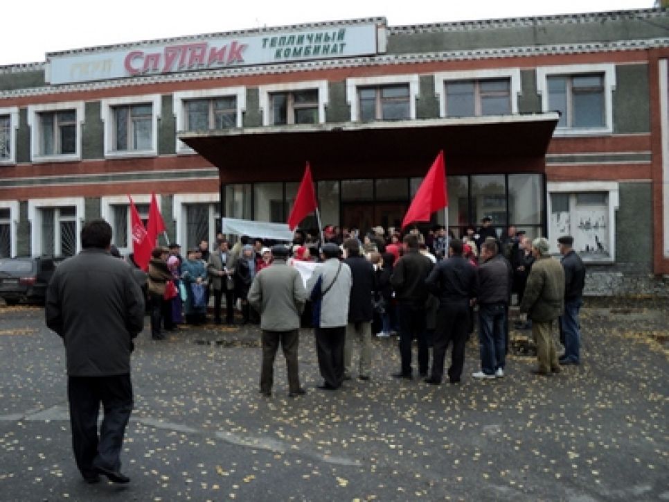 "ОАО "Спутник" - краевая собственность или обуза для края?": в
Барнауле прошел пикет работников тепличного комбината.