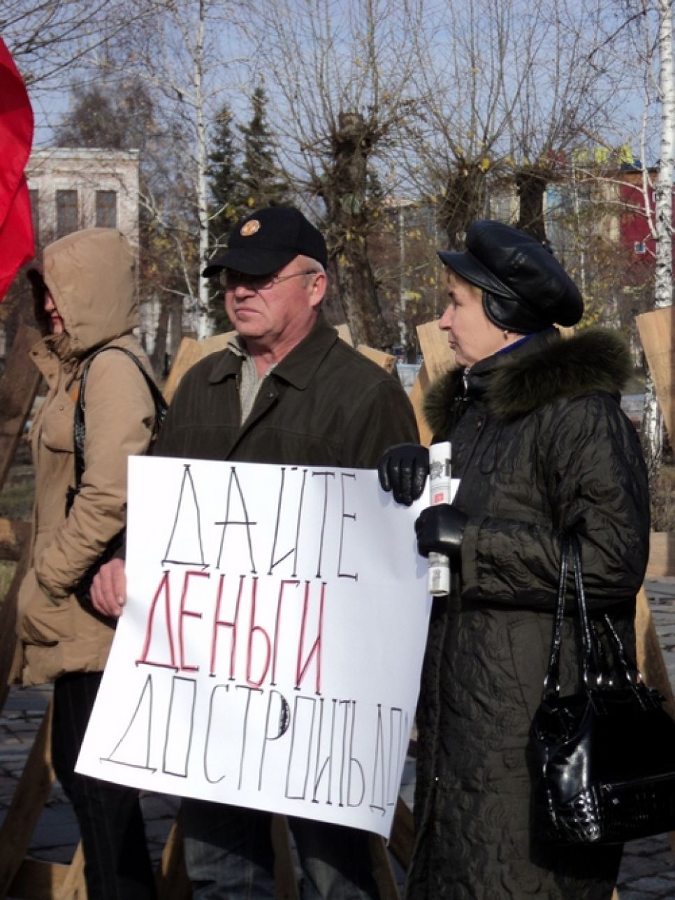 Обманутые заказчики "ЭлитСтроя" обещают разбить палаточный
городок у здания администрации Алтайского края.