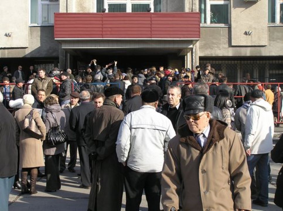 "Уличные слушания": несколько сотен барнаульцев остались "за
бортом" публичных слушаний по изменению Устава города.
Фоторепортаж.