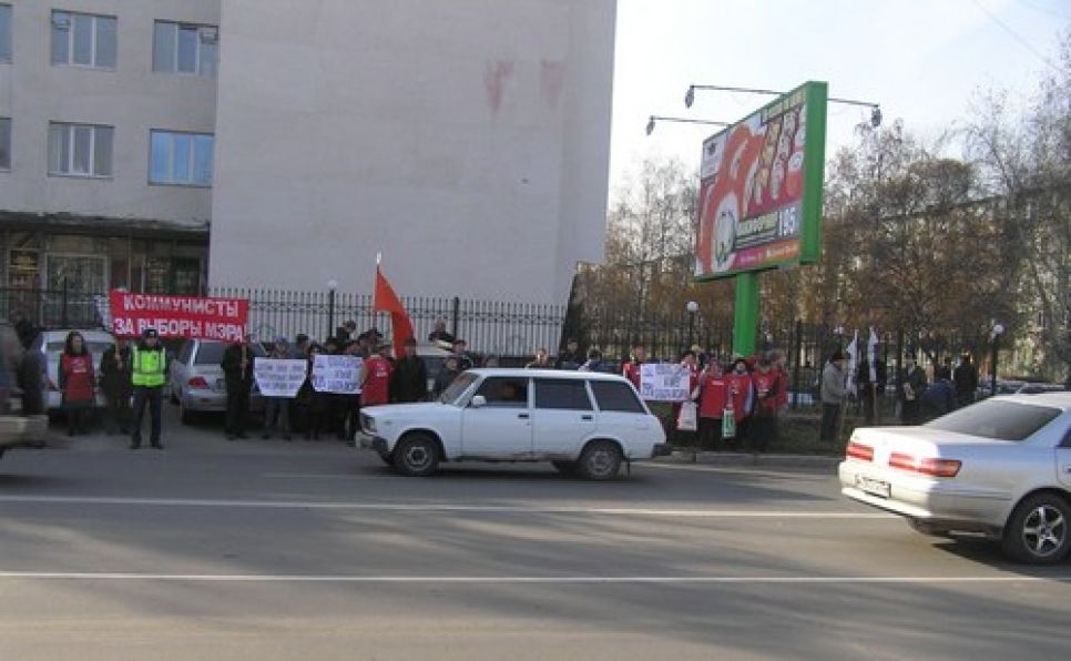 "Уличные слушания": несколько сотен барнаульцев остались "за
бортом" публичных слушаний по изменению Устава города.
Фоторепортаж.