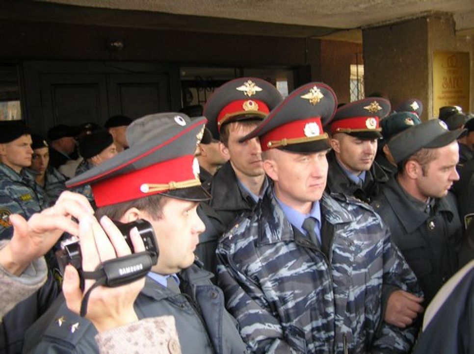 "Уличные слушания": несколько сотен барнаульцев остались "за
бортом" публичных слушаний по изменению Устава города.
Фоторепортаж.