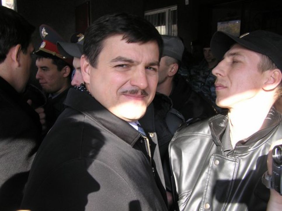 "Уличные слушания": несколько сотен барнаульцев остались "за
бортом" публичных слушаний по изменению Устава города.
Фоторепортаж.