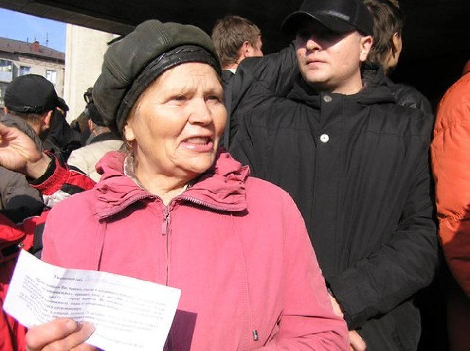 "Уличные слушания": несколько сотен барнаульцев остались "за
бортом" публичных слушаний по изменению Устава города.
Фоторепортаж.