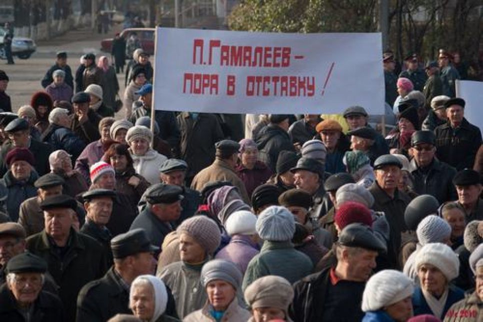 В Рубцовске прошел митинг "против обдираловки управляющими
компаниями горожан". Фото.