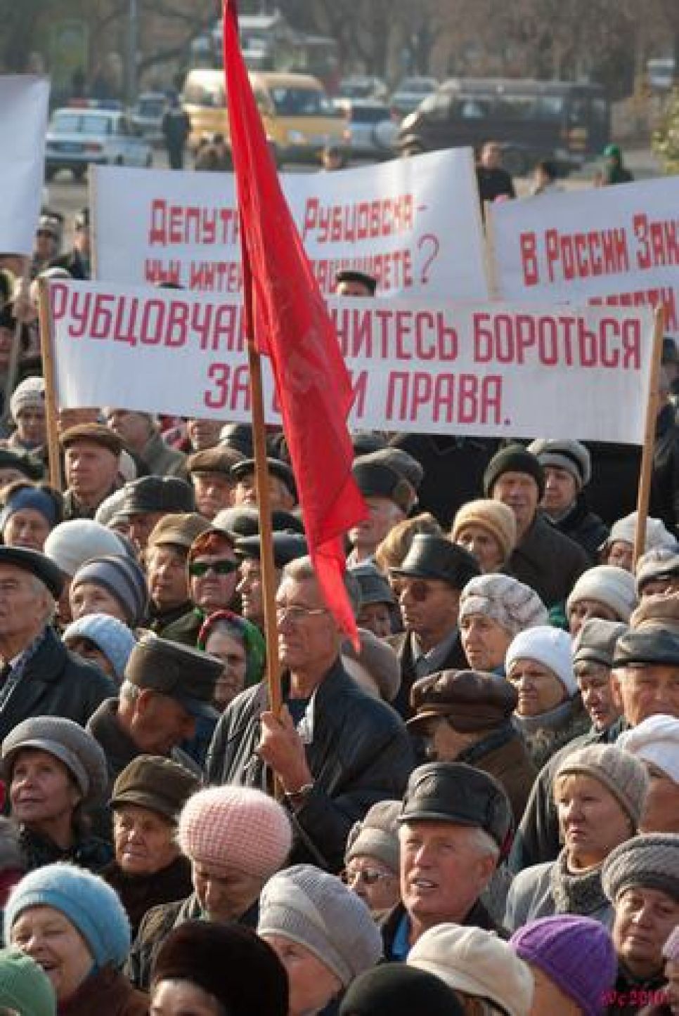 В Рубцовске прошел митинг "против обдираловки управляющими
компаниями горожан". Фото.
