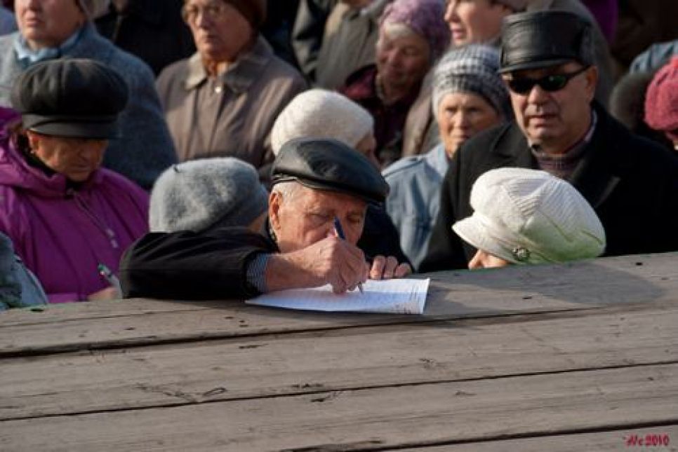 В Рубцовске прошел митинг "против обдираловки управляющими
компаниями горожан". Фото.