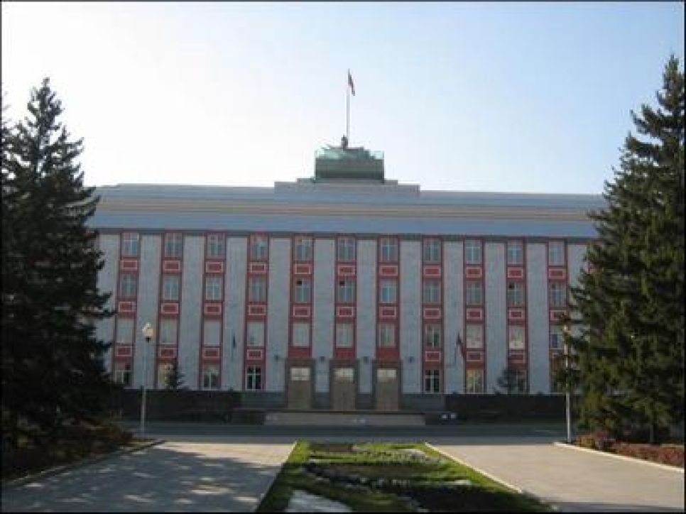 На здании администрации Алтайского края вместо герба РСФСР
устанавливают двуглавого орла.