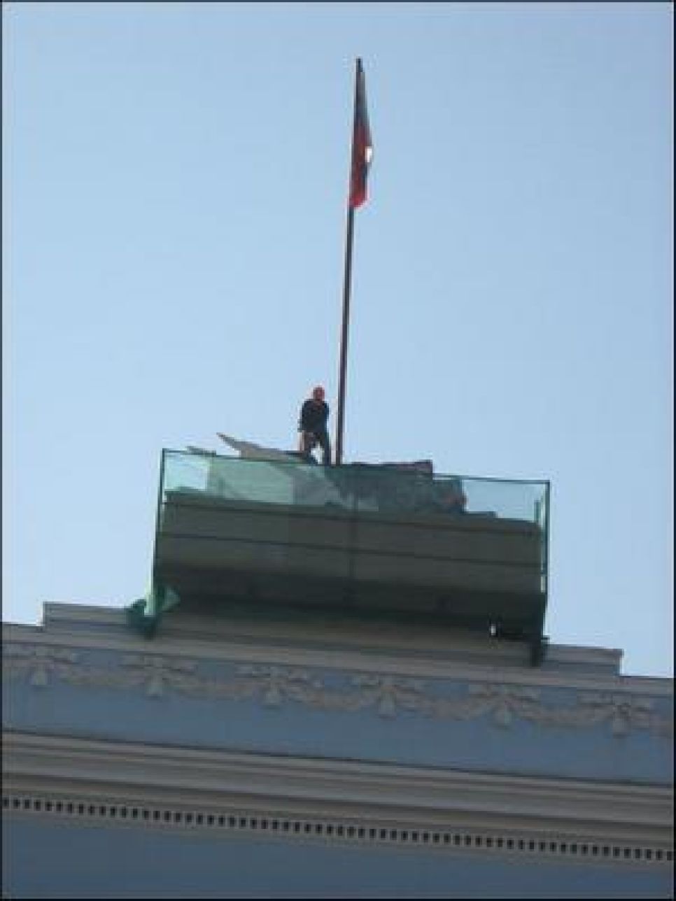 На здании администрации Алтайского края вместо герба РСФСР
устанавливают двуглавого орла.