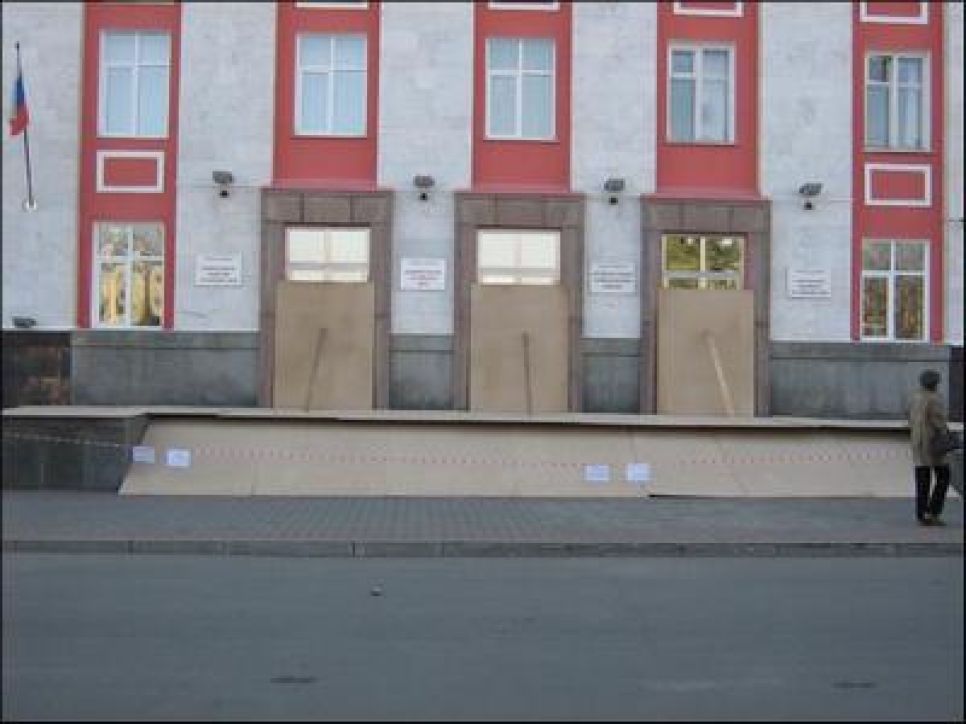 На здании администрации Алтайского края вместо герба РСФСР
устанавливают двуглавого орла.