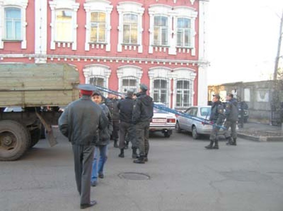 Жителей Барнаула,пришедших на заседание гордумы по вопросу
отмены выборности мэра,не пустили в здание. Фото.