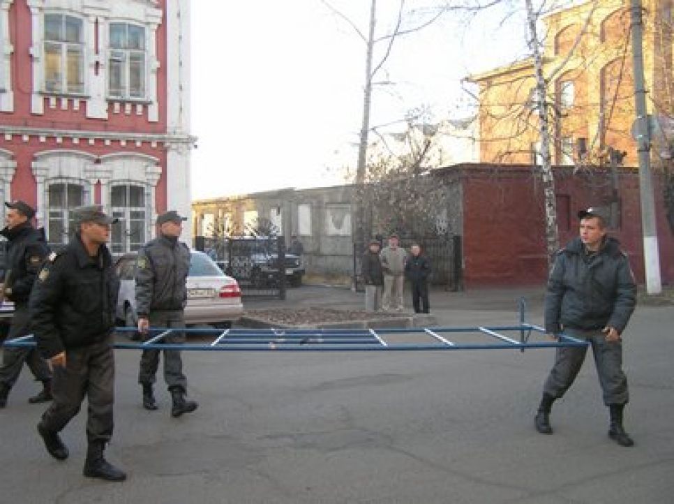 Жителей Барнаула,пришедших на заседание гордумы по вопросу
отмены выборности мэра,не пустили в здание. Фото.