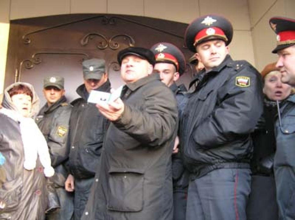 Жителей Барнаула,пришедших на заседание гордумы по вопросу
отмены выборности мэра,не пустили в здание. Фото.