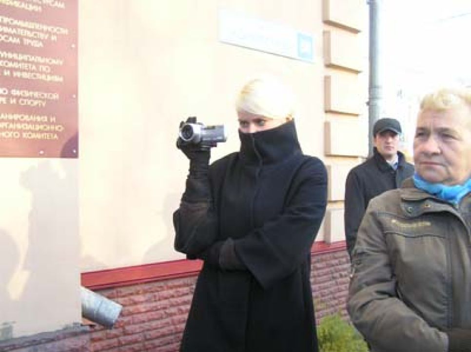 Жителей Барнаула,пришедших на заседание гордумы по вопросу
отмены выборности мэра,не пустили в здание. Фото.