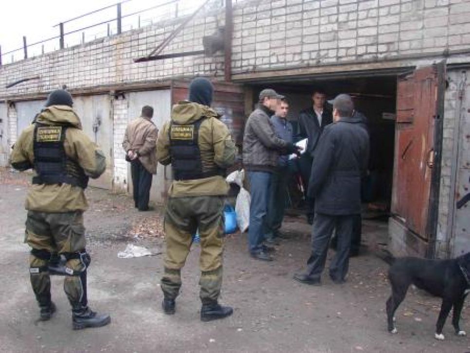 В Барнауле задержана группа стариков-наркофермеров, выращивавших
марихуану в гараже.
