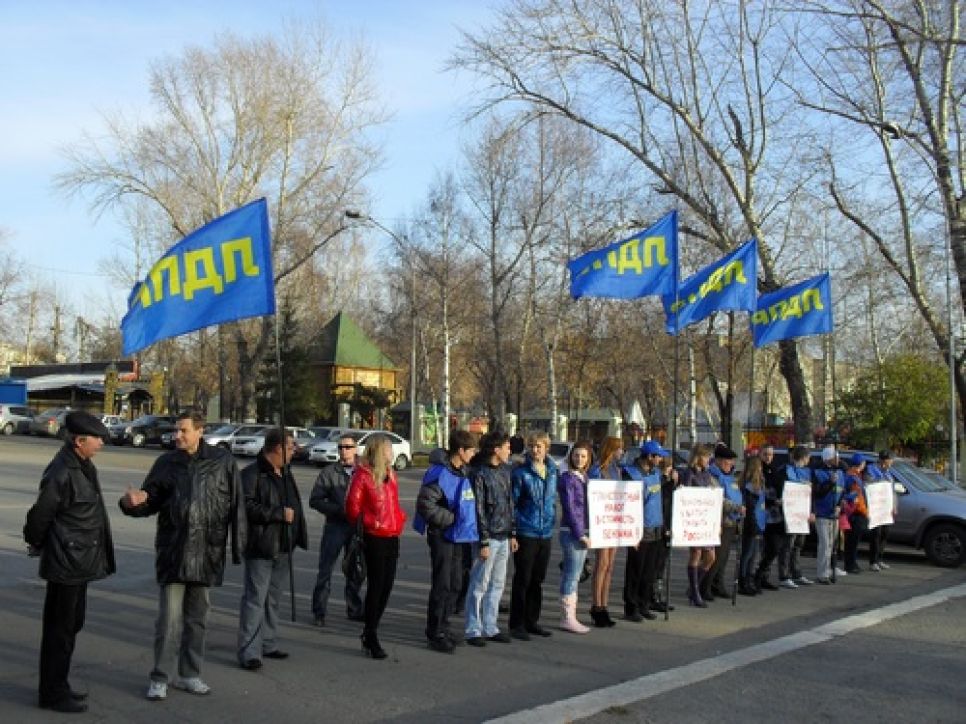 Алтайские "жириновцы" собрали около 1000 подписей в поддержку
партийной инициативы о включении транспортного налога в розничную
стоимость автомобильного топлива.