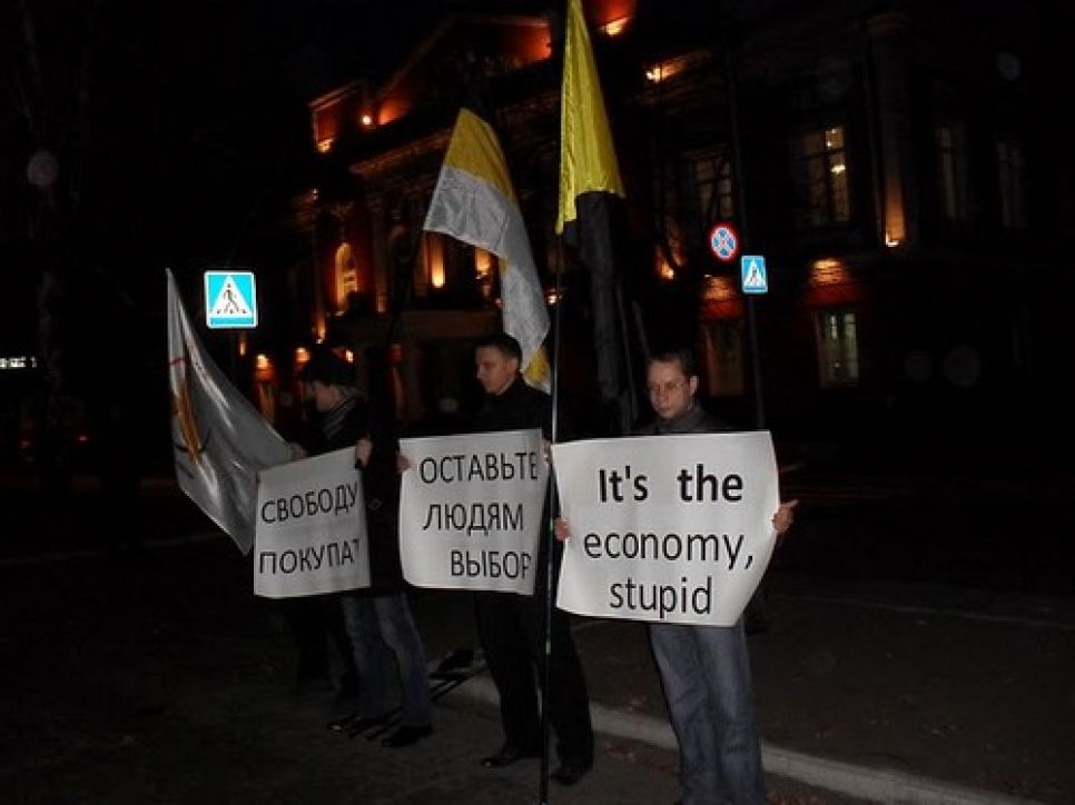 "It's economy, stupid!": барнаульские либертарианцы пикетировали мэрию с требованием не
ликвидировать уличные киоски.