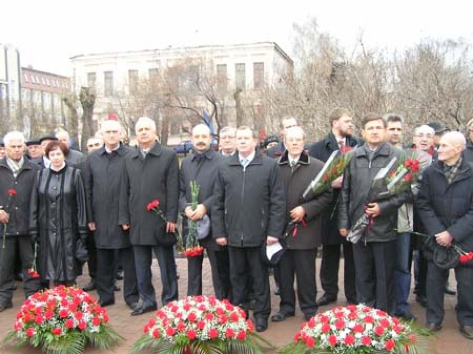 В Барнауле открыт памятник жертвам политических репрессий на
Алтае. Фоторепортаж.