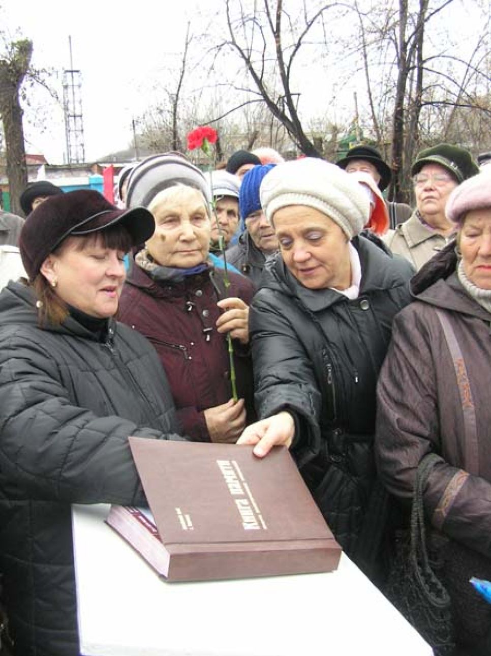 В Барнауле открыт памятник жертвам политических репрессий на
Алтае. Фоторепортаж.