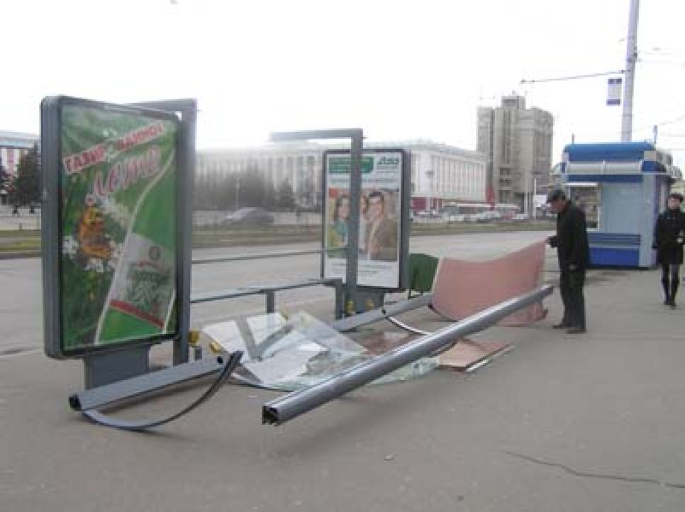 Разрушенный ураганным ветром остановочный павильон на центральной
площади Барнаула был поврежден автомобилем и не заменен полтора месяца
назад.