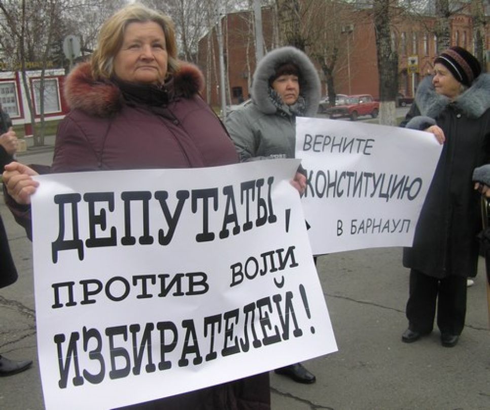 В Барнауле состоялись постановочные
выборы главы города: депутаты гордумы согласились с
безальтернативной кандидатурой, предложенной "Единой Россией".
(Репортаж+фото).