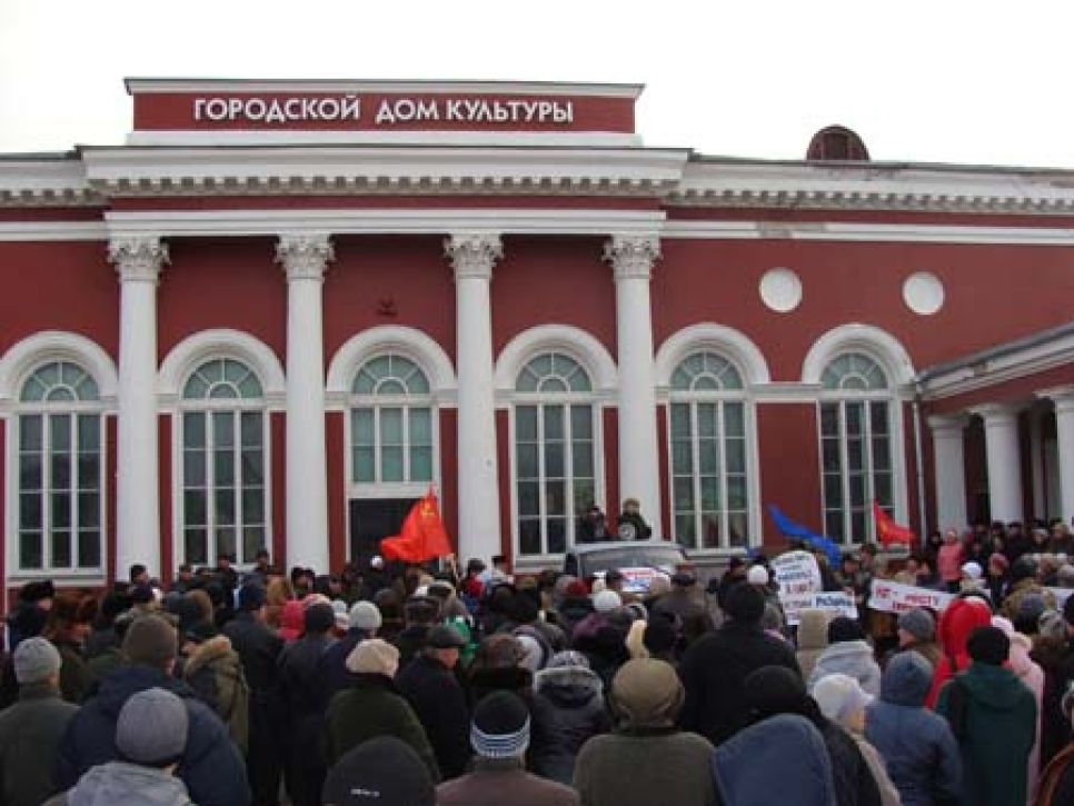 Митинг за сохранение "Алтайхимпрома" в Яровом стал "двумя часами
позора" для "Единой России" - "партию власти" подвергали
остракизму и публично выходили из ее рядов.
