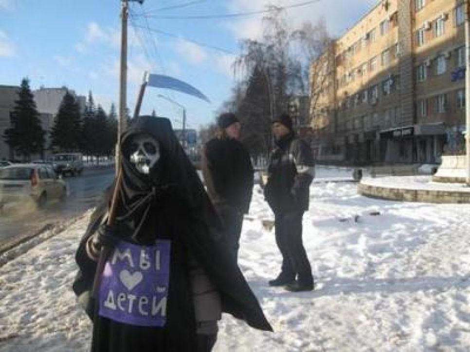 "Власть, не влазь в семью!": в Барнауле прошла акция против
ювенальной юстиции. Фото.