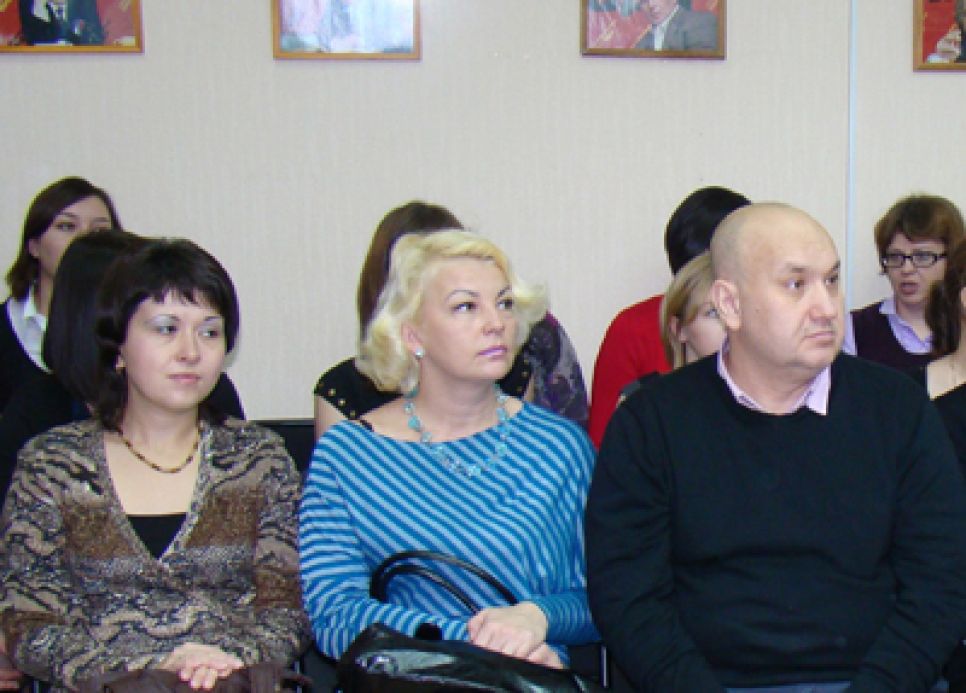 Студенты-пиарщики Алтайского госуниверситета порекомендовали
политикам откорректировать свой имидж.